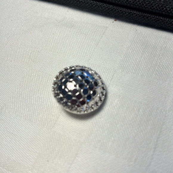 Vintage signed Whiting and Davis silver-toned domed clip on earrings - Picture 2 of 5